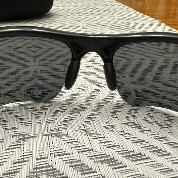 Polarized OAKLEY FLAK Sunglasses with Case - Picture 7 of 11